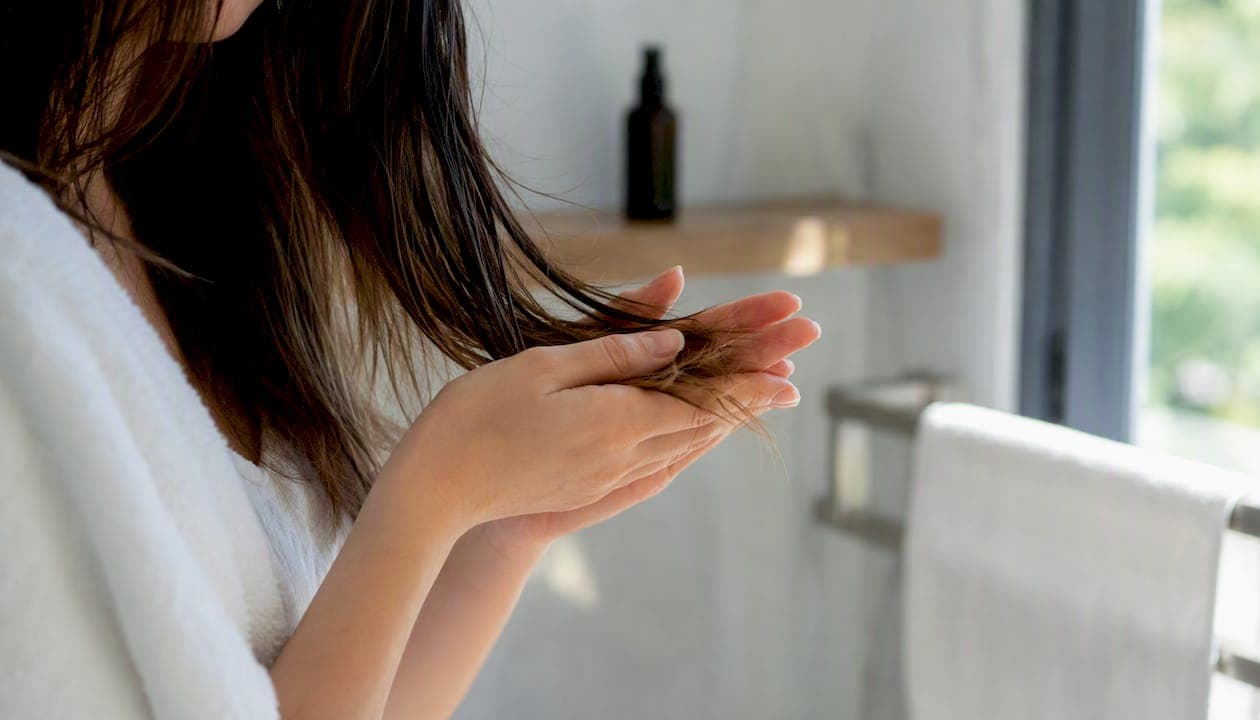 Haaröl Anwendung Tipps: So gelingt die Pflege für jeden Haartyp