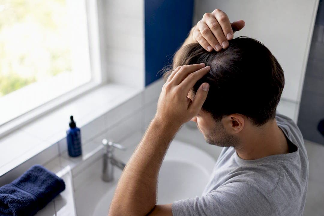 Finasterid für Männer: DHT um 70 % senken, Wirkung, Risiken, plus KI