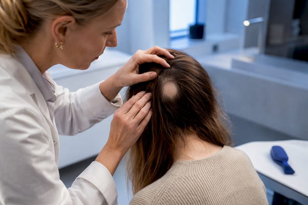 Jetzt handeln bei Haarausfall am Hinterkopf: Frauen, Tests, KI Fotos