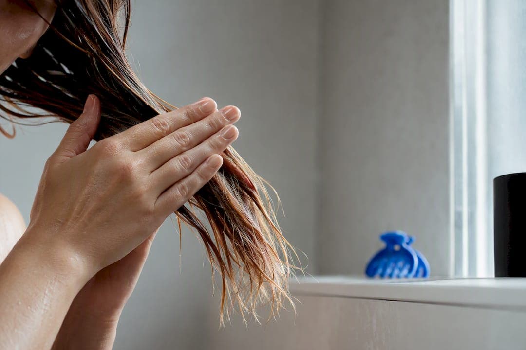Haarpflege bei Trockenheit: Was wirklich gegen strohiges Haar hilft