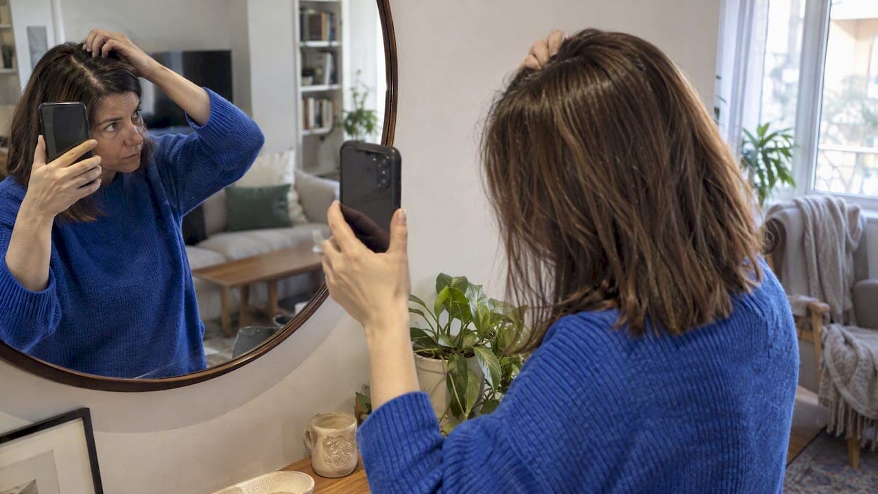 Cómo reconocer la caída del cabello: señales y qué hacer